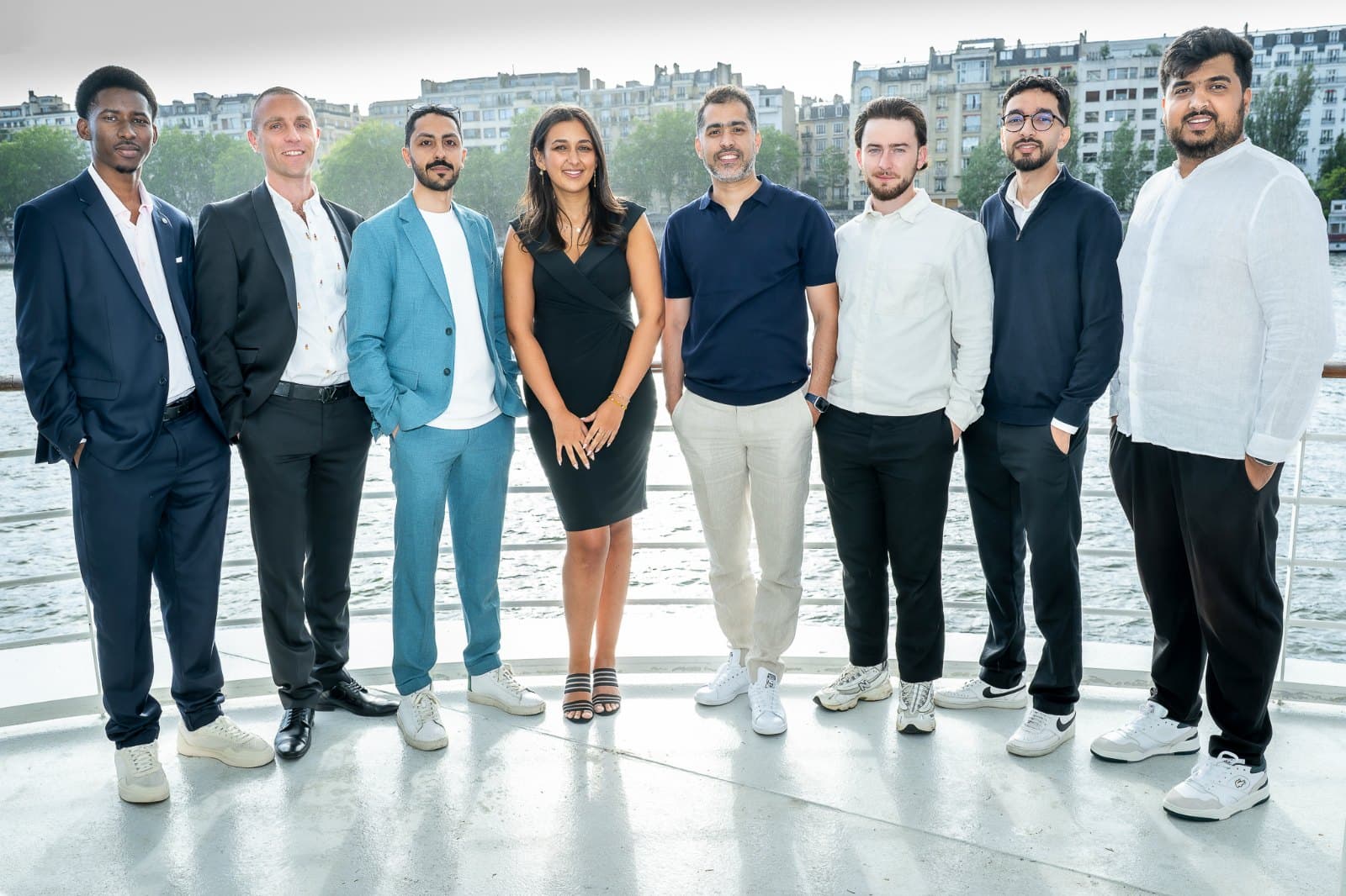 L'équipe d'ingénieurs d'EnergyCo réunie au bord de la Seine à Paris