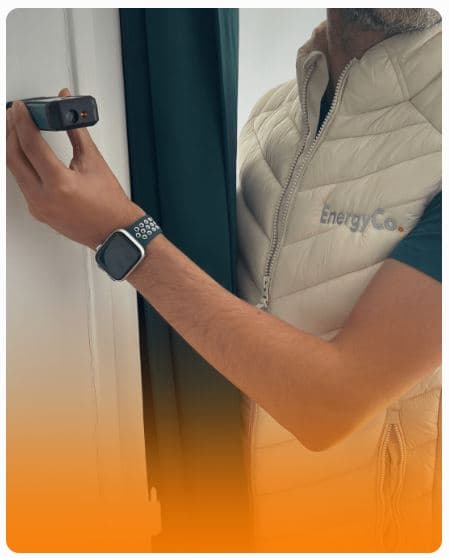 Ingénieur EnergyCo réalisant un relevé thermique